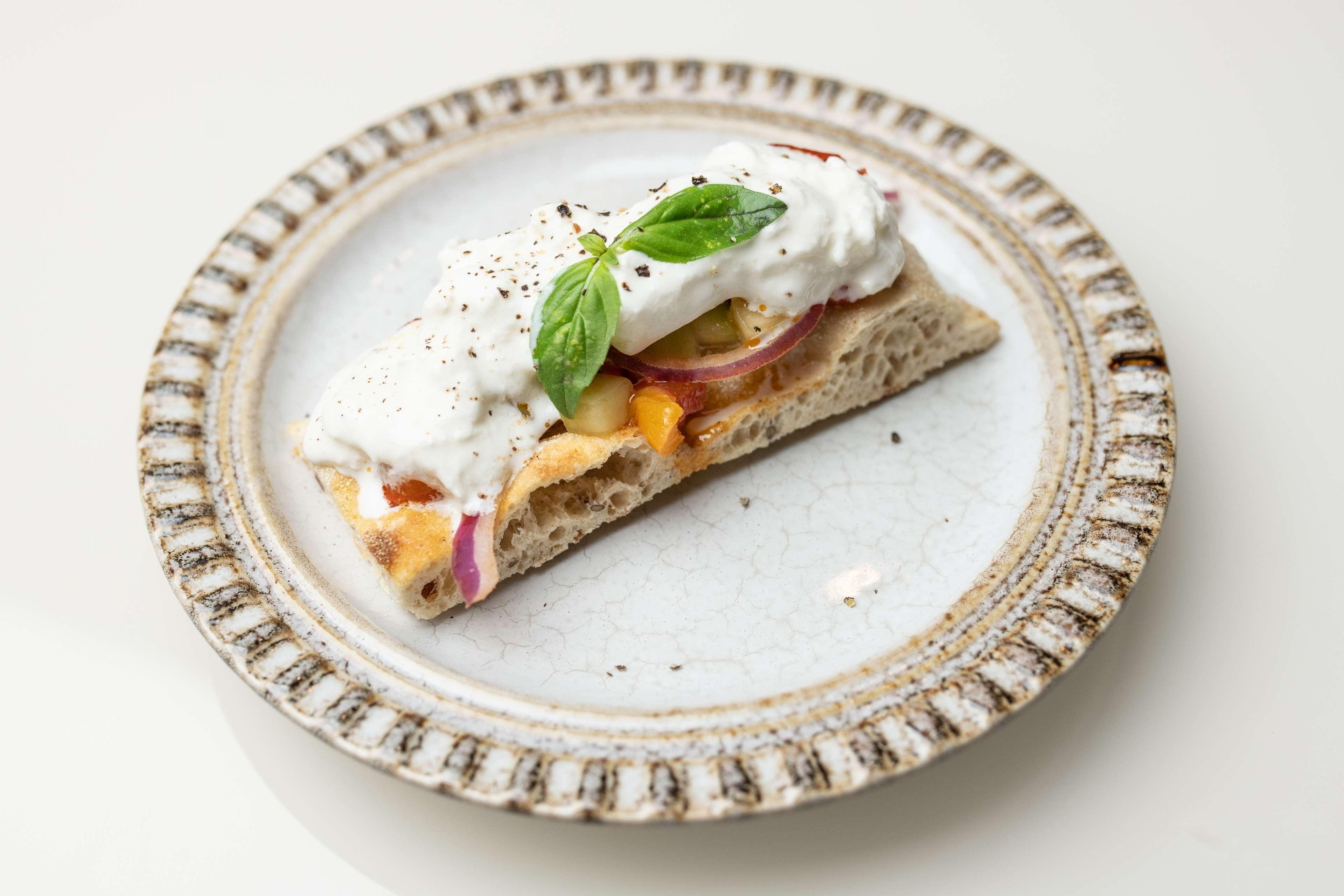 Radisson Collection Hotel, Palazzo Nani ונציה מראה חיצוני תמונה A piece of naan bread with a topping of yoghurt, red onion, and mango
