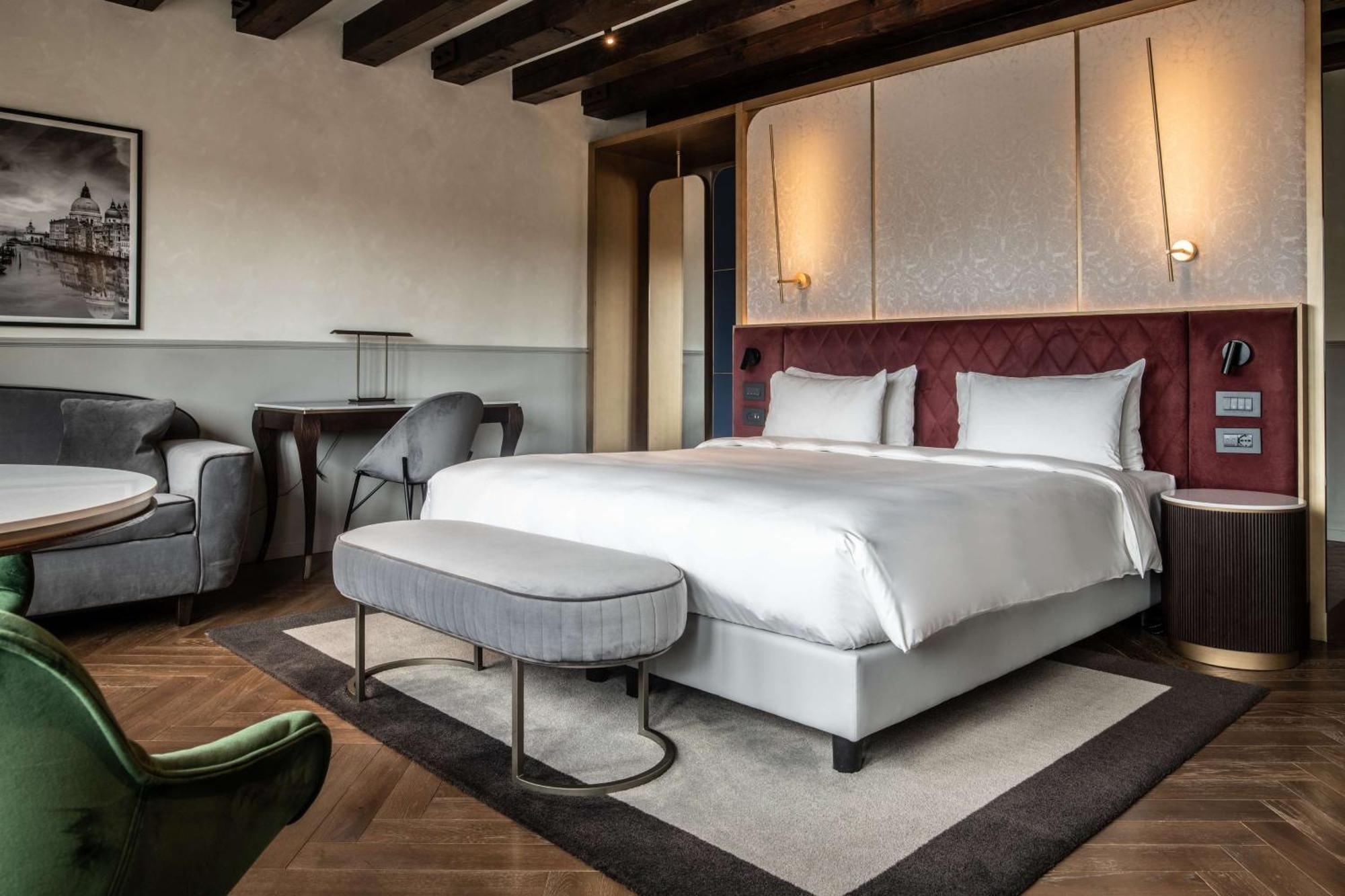 Radisson Collection Hotel, Palazzo Nani ונציה מראה חיצוני תמונה A bedroom at the hotel