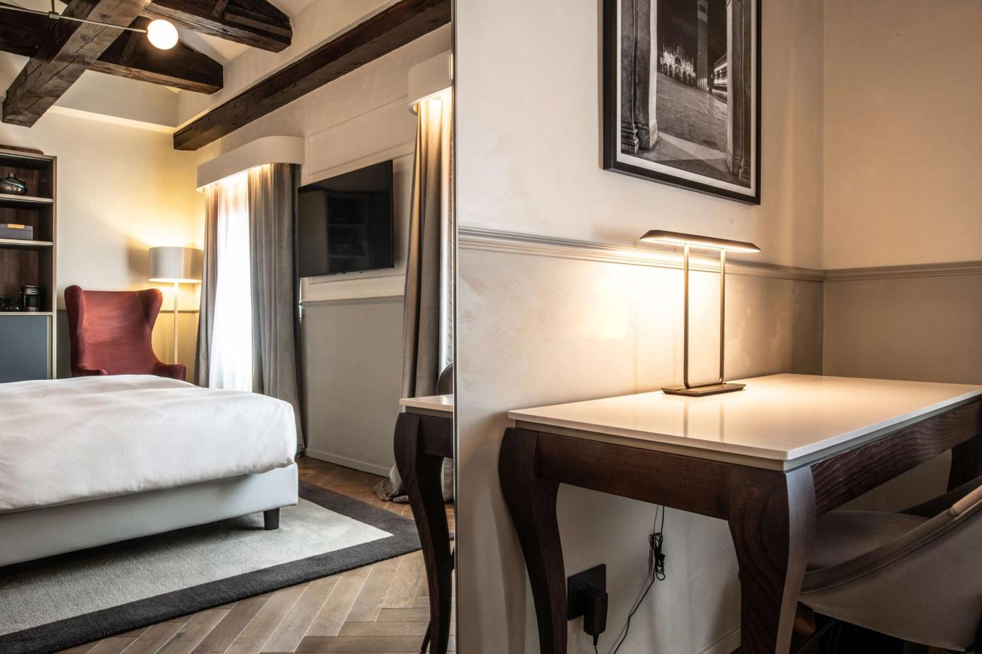 Radisson Collection Hotel, Palazzo Nani ונציה מראה חיצוני תמונה A room at the hotel